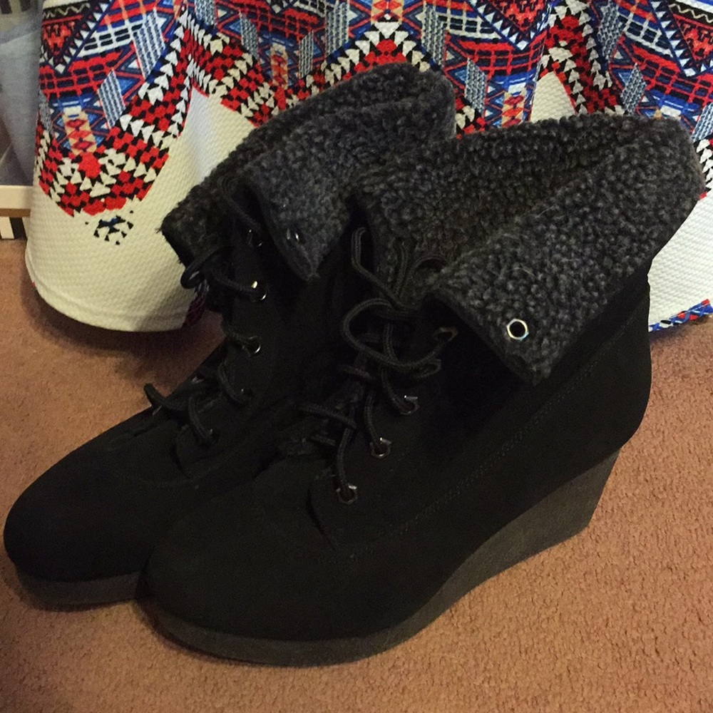 Black wedges